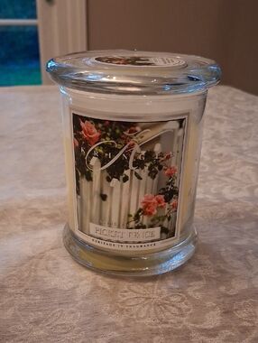 Kringle Picket Fence Candle 30 Hour Burn Time